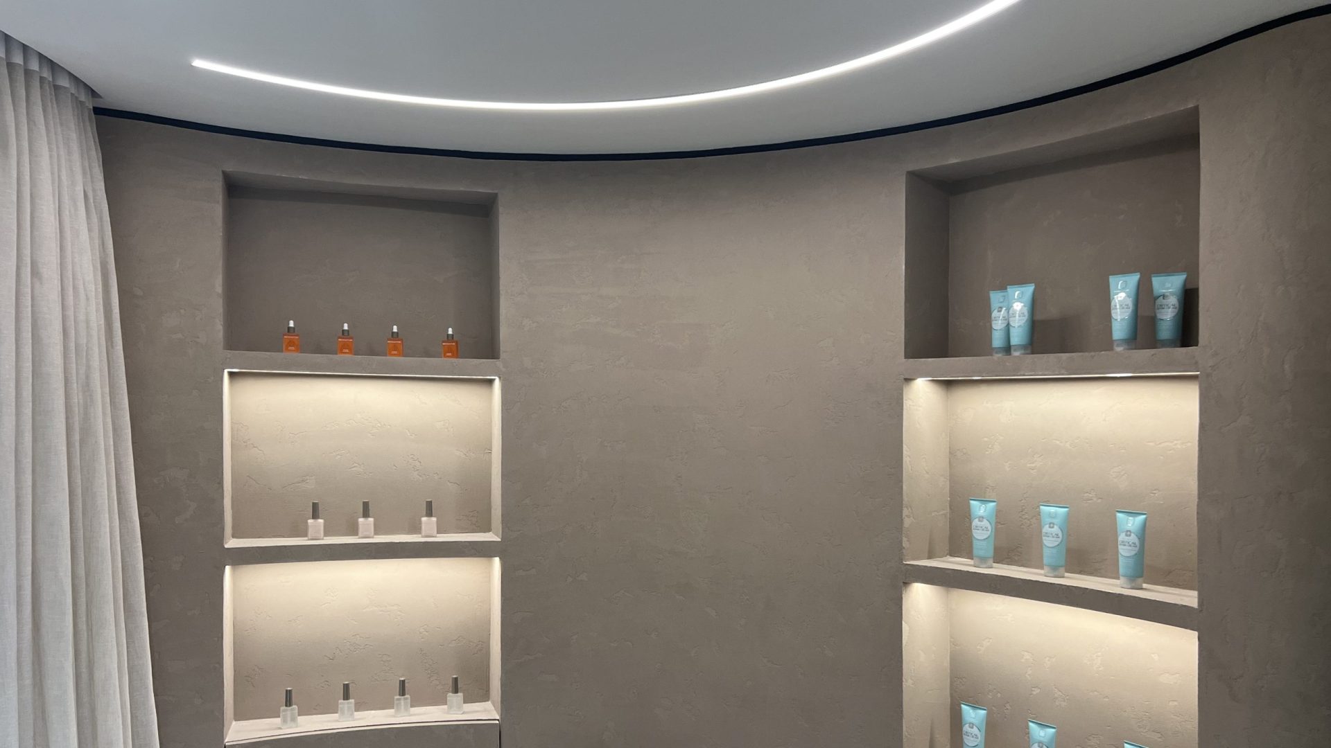 This stylish and chic beauty salon has just recently opened its doors inside Souk Al Bahar. Our team created some beautiful curved walls and custom display shelving throughout. Lighting is soft and complementary to the neutral tones of the walls and floors. Take your time going through these photos.
