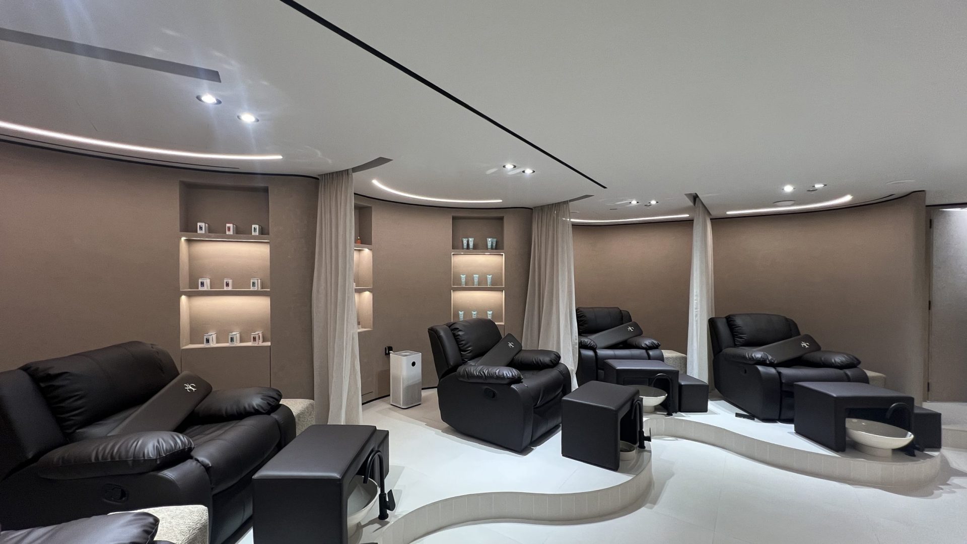 This stylish and chic beauty salon has just recently opened its doors inside Souk Al Bahar. Our team created some beautiful curved walls and custom display shelving throughout. Lighting is soft and complementary to the neutral tones of the walls and floors. Take your time going through these photos.